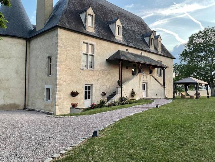 Chambre d’hôte pour 2 personnes, avec jardin ainsi que terrasse et jacuzzi dans Golf Vichy Forêt de Montpensier