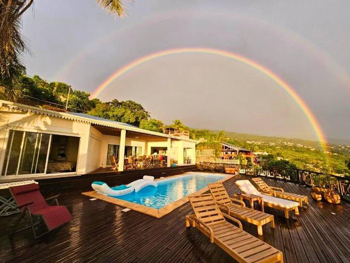 Villa pour 8 personnes, avec piscine ainsi que jardin et vue, animaux acceptés