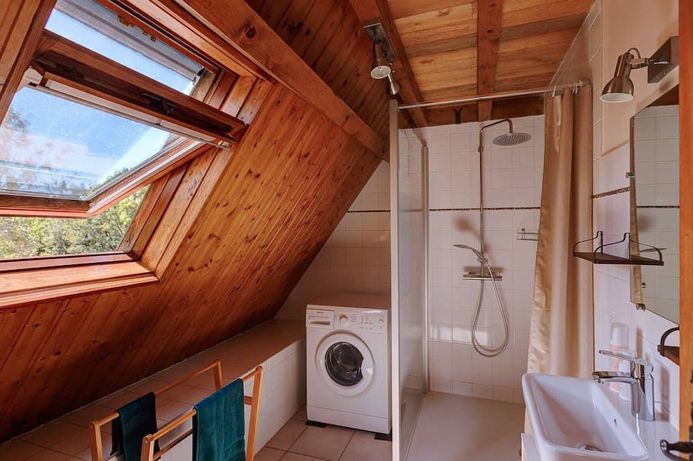 2* Cottage with shared pool and rustic charm in nature in Gourdon, Lot