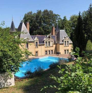 Chambre d’hôte pour 4 personnes, avec terrasse ainsi que piscine et jardin, animaux acceptés à Villeneuve-de-Marc
