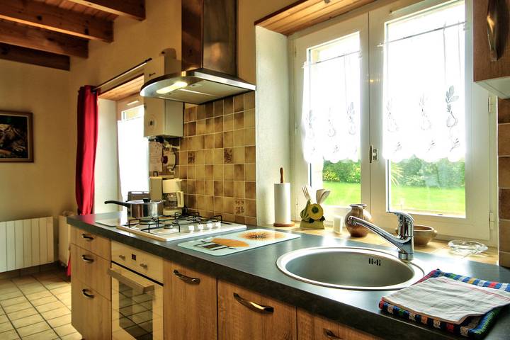 Gîte pour 4 personnes, avec jardin et terrasse dans Plage de Lestrevet - 2