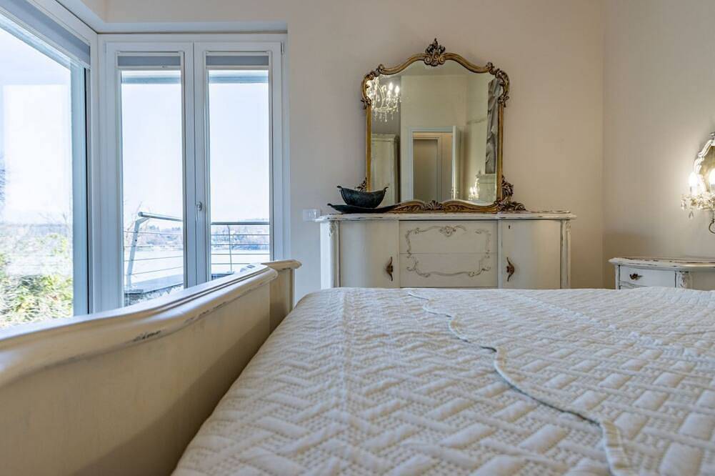 Luxury Villa, swimming pool private beach sleeps 8 in Comabbio, Varese Provinz