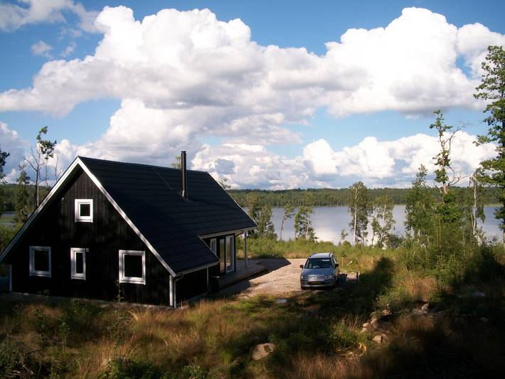 Feriehus for 6 personer, med terrasse og hage i tillegg til innsjøutsikt i Småland