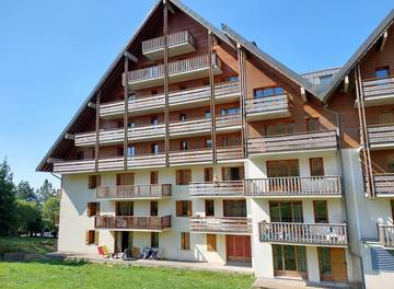 Gîte pour 4 personnes, avec balcon et piscine à Besse-et-Saint-Anastaise