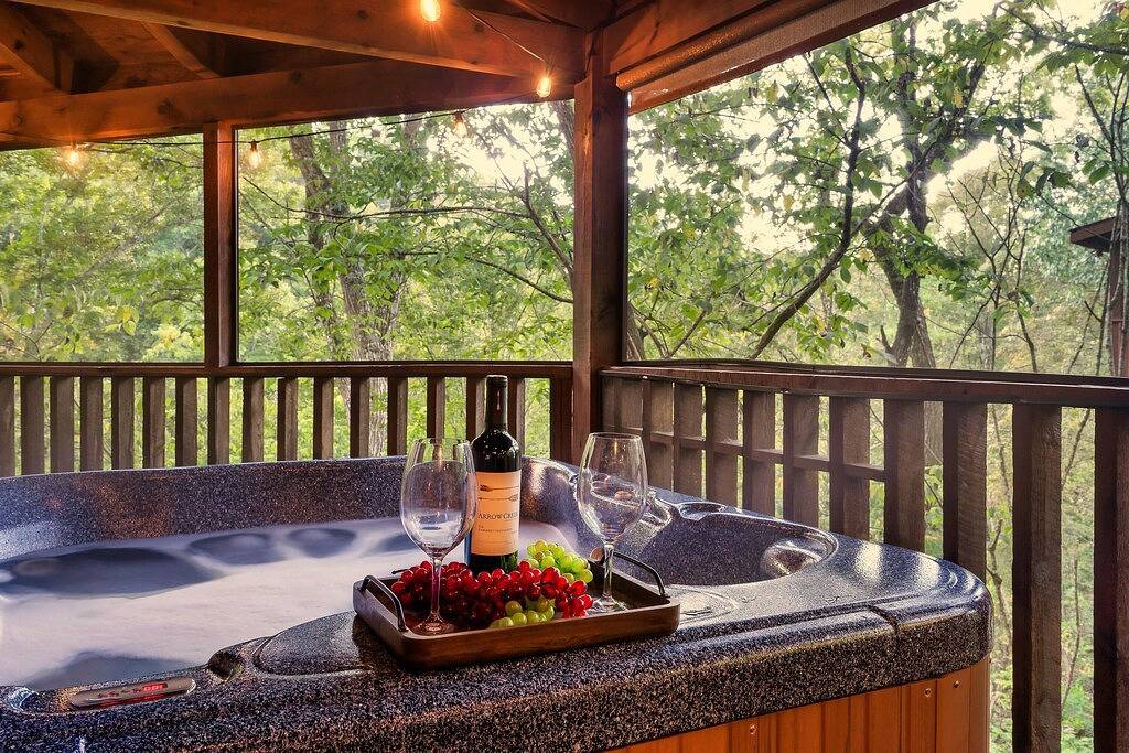 Secluded 4Br Cabin w/ Hot Tub & Games and Huge Decks!! in Sevierville, Sevier County