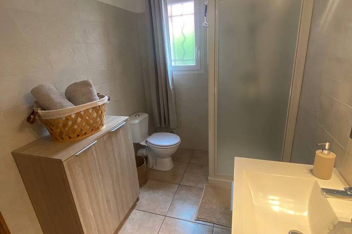 Location de vacances pour 6 personnes, avec terrasse et jardin ainsi que piscine et jacuzzi, animaux acceptés dans Plage De Prunete - 4