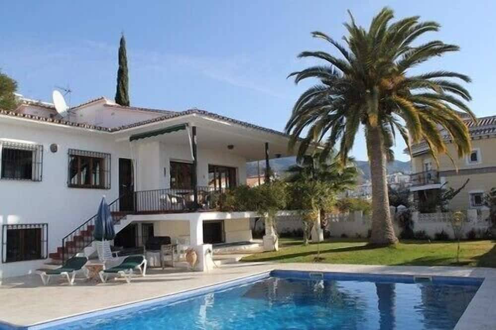 Magnificent seven bedroom detached villa in Nerja town with private pool in Playa de Burriana, Nerja