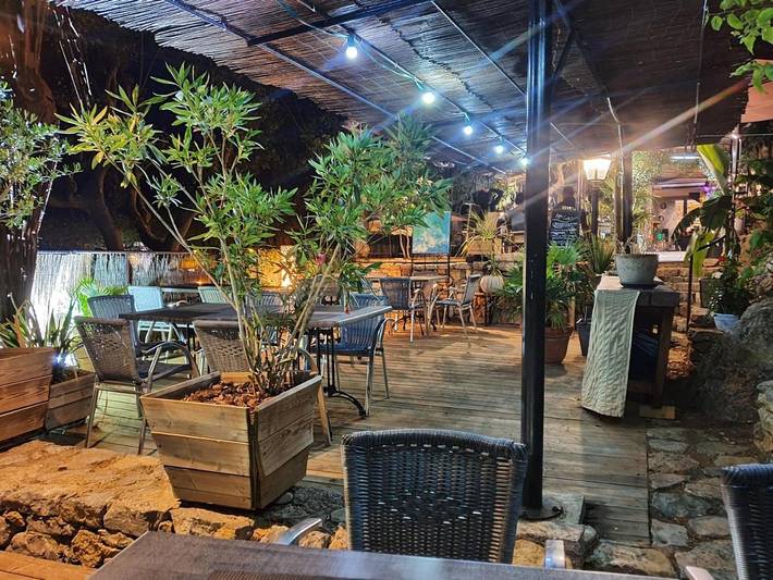 Chambre d’hôte pour 2 personnes, avec Terrasse et Jardin ainsi que Piscine et Vue à Cabasse