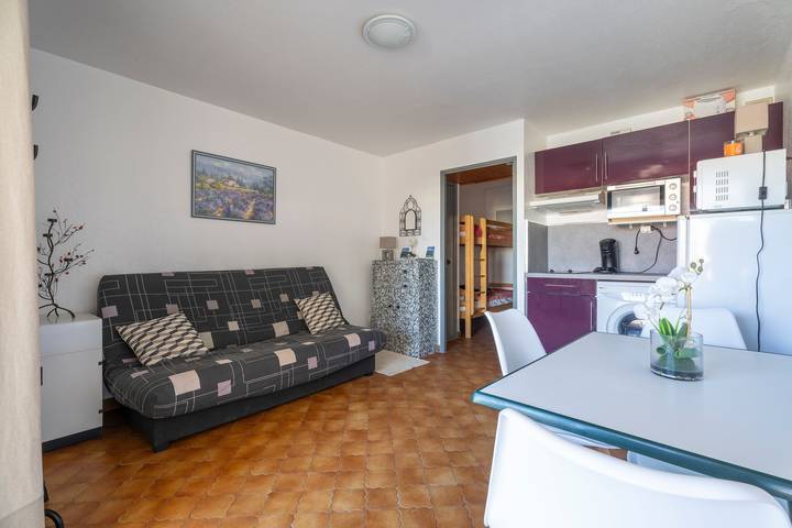 Entire studio, Studio for 4 People with Balcony, 10 Minutes from the Beach, in the Heart of the Village in Saint-Mandrier-sur-Mer, Mediterranean Coast (France)