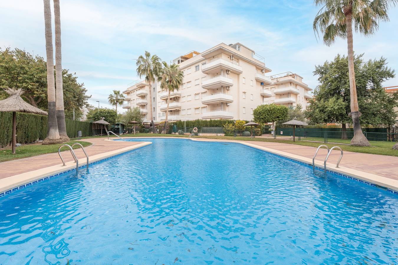 Apartamento entero, Apartamento 'En Canet' con piscina compartida, Wi-Fi y aire acondicionado in Canet de Berenguer, Costa de Valencia