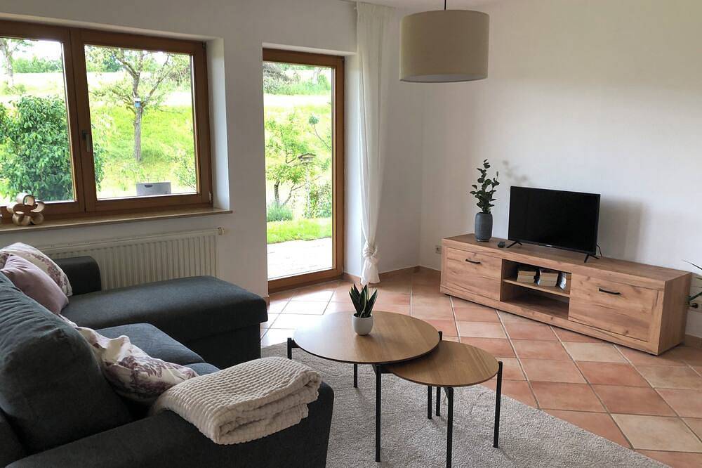 Ganze Wohnung, Helle und großzügige Ferienwohnung (70 qm) für 2-4 Personen im Nordschwarzwald in Waldachtal, Mittlerer Schwarzwald