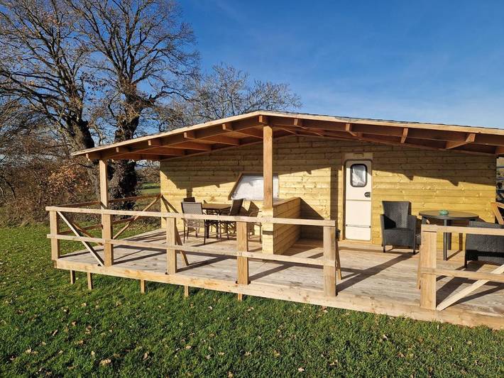 Tente pour 2 personnes, avec terrasse ainsi que vue et piscine dans la Creuse