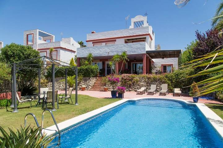 Chalet para 9 personas, con Balcón y Jacuzzi además de Terraza y Jardín en Costa Noroeste
