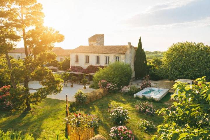Chambre d’hôte pour 15 personnes, avec piscine ainsi que vue et jardin, animaux acceptés à Arles
