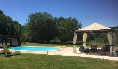 Gîte pour 12 personnes, avec jacuzzi ainsi que jardin et piscine, adapté aux familles à Saint-Cyr-les-Champagnes