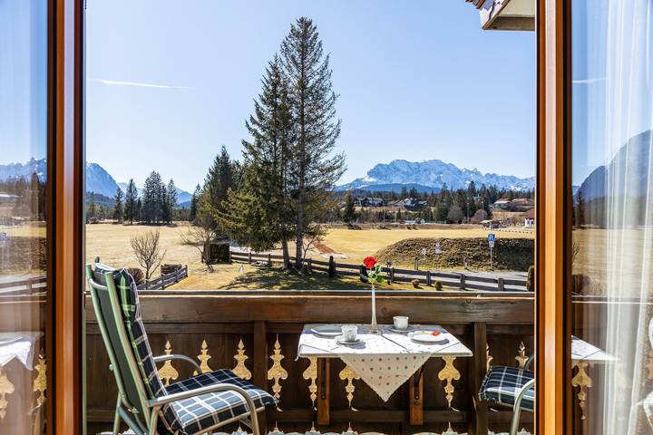 Entire apartment, Holiday Apartment 'Alpenblick Tilly - Soiernsee' with Mountain View, Shared Garden and Wi-Fi in Krün, Bavarian Alps
