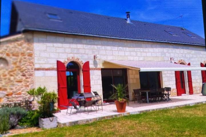 Location de vacances pour 10 personnes, avec terrasse ainsi que jacuzzi et jardin, animaux acceptés à Longué-Jumelles