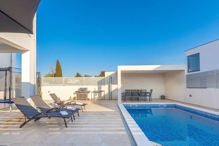 Villa für 10 Personen, mit Balkon und Garten sowie Pool in Pula - 4