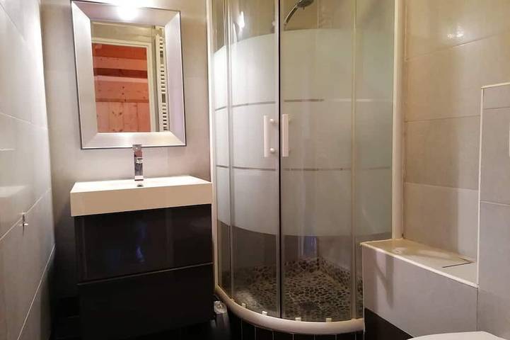Entire apartment, Spacious mountain studio, valley view balcony, central location, near slopes in Pra-Loup, Uvernet-Fours