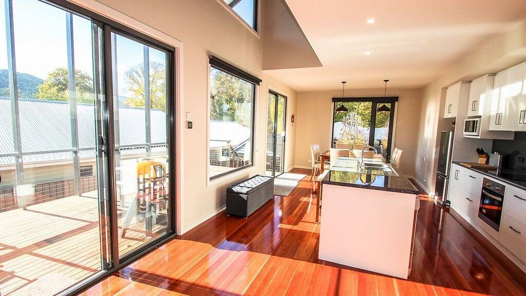 Kilfinan: Modernes Wohnen auf dem Rail Trail in Bright, Alpine Shire