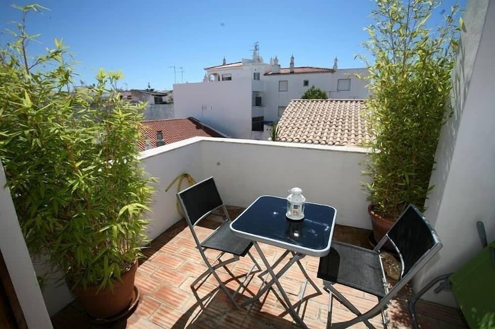 Location and Charm Renovated town house a walk to beaches restaurants bars river in Alvor, Distrito de Faro