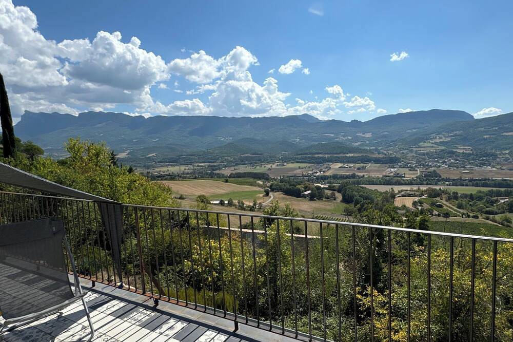 Maison, toit terrasse, vue panoramique dans village perché, à 10min de Crest in Mirabel-et-Blacons, Région de Die
