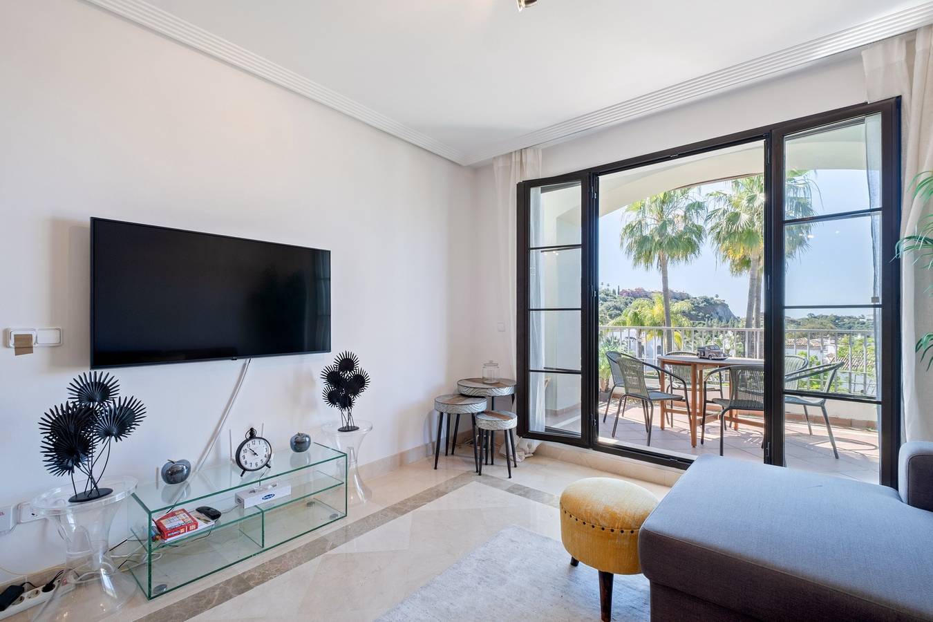Apartamento entero, Apartamento 'Casa Eva' con piscina compartida, Wi-Fi y aire acondicionado in El Castillo de la Heredia, Benahavís