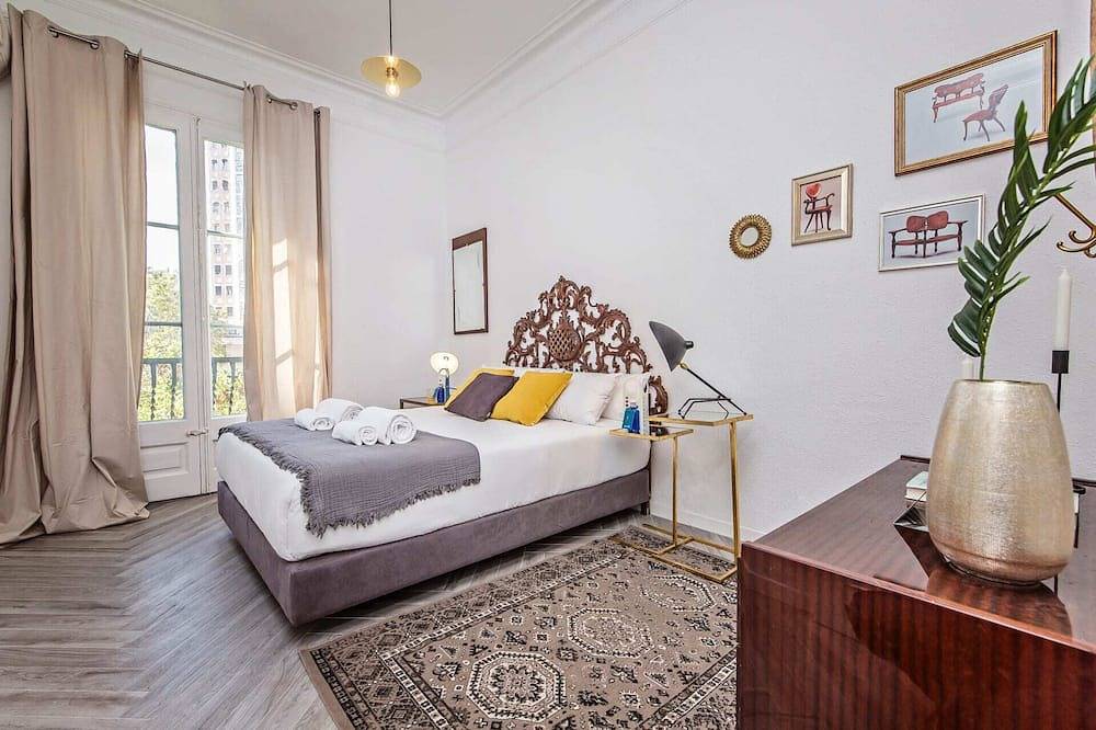 Entire apartment, Sweett | Urgell - Three Bedroom Apartment, Sleeps 8 in Barcelona Centre, Barcelona