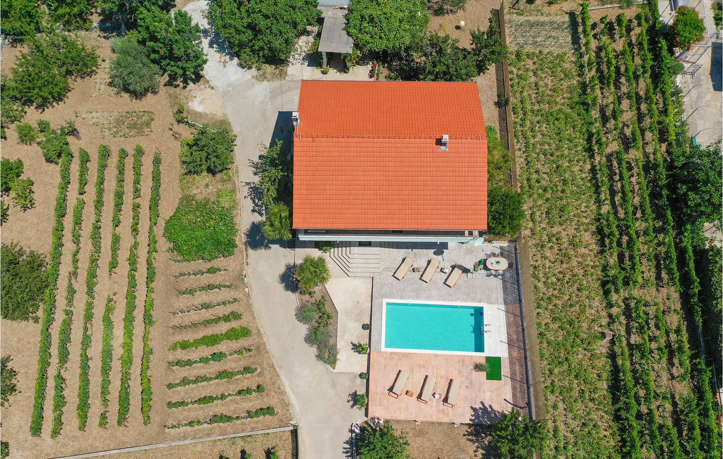 Geheel vakantieappartement, Vakantieappartement voor 6 personen met terras in Dalmatian Zagora