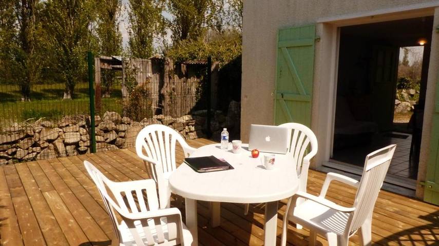 Location de vacances pour 3 personnes, avec Terrasse ainsi que Jardin et Piscine dans Kerhillio