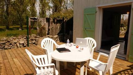 Gîte pour 3 personnes, avec terrasse ainsi que jardin et piscine dans Kerhillio