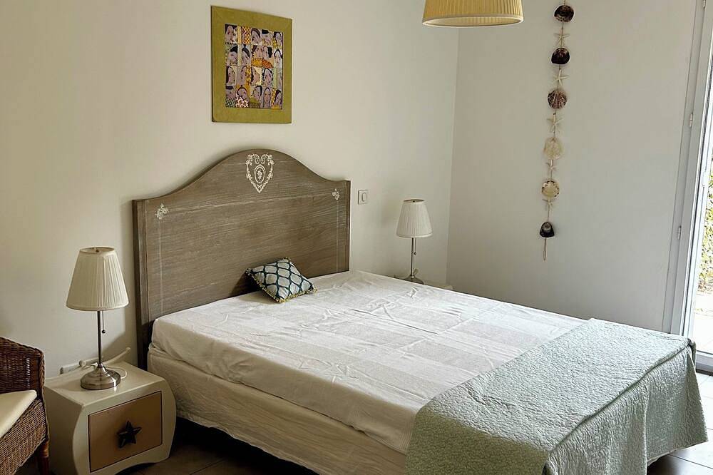 Luminous detached villa with sea view, terrace, garden, garage, swimming pool Collioure in La Côte Vermeille, Collioure