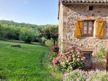 Gîte pour 2 personnes, avec terrasse ainsi que jardin et vue à Najac