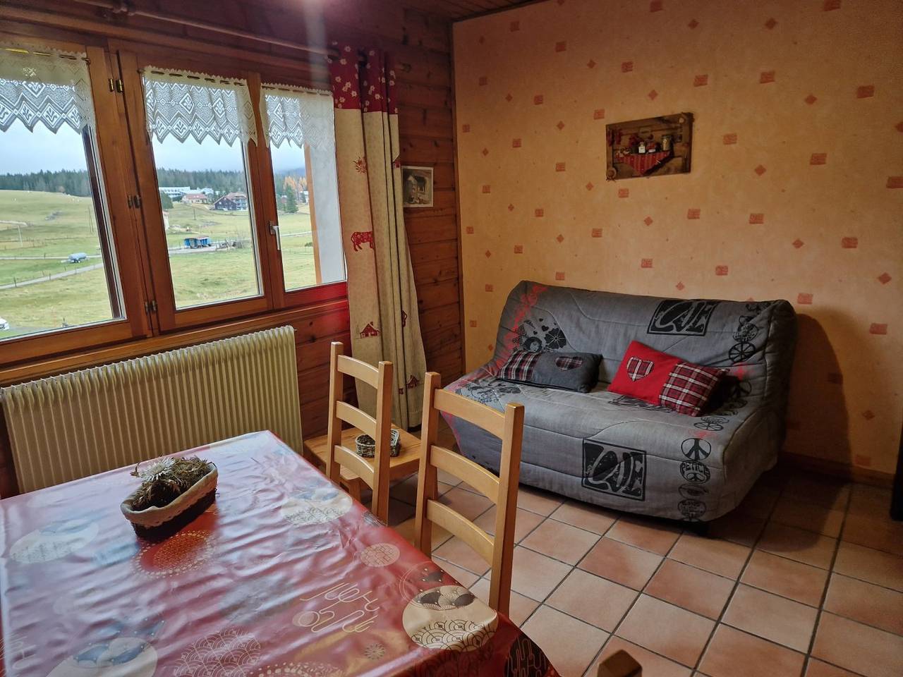 Appartement entier, Gite 3 - Appartement au 1er étage d'une maison particulière in Mouthe-Lac et Mont d’Or, Parc naturel régional du Haut-Jura