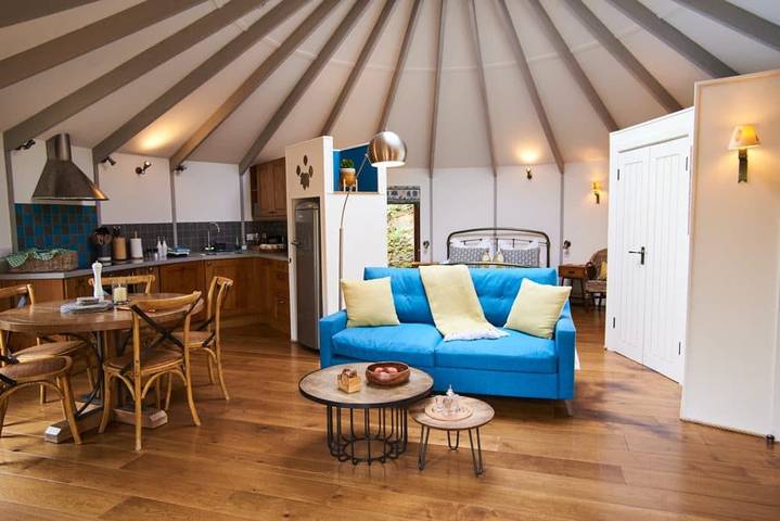 Tree house for 5 people, with balcony/terrace in Dittisham