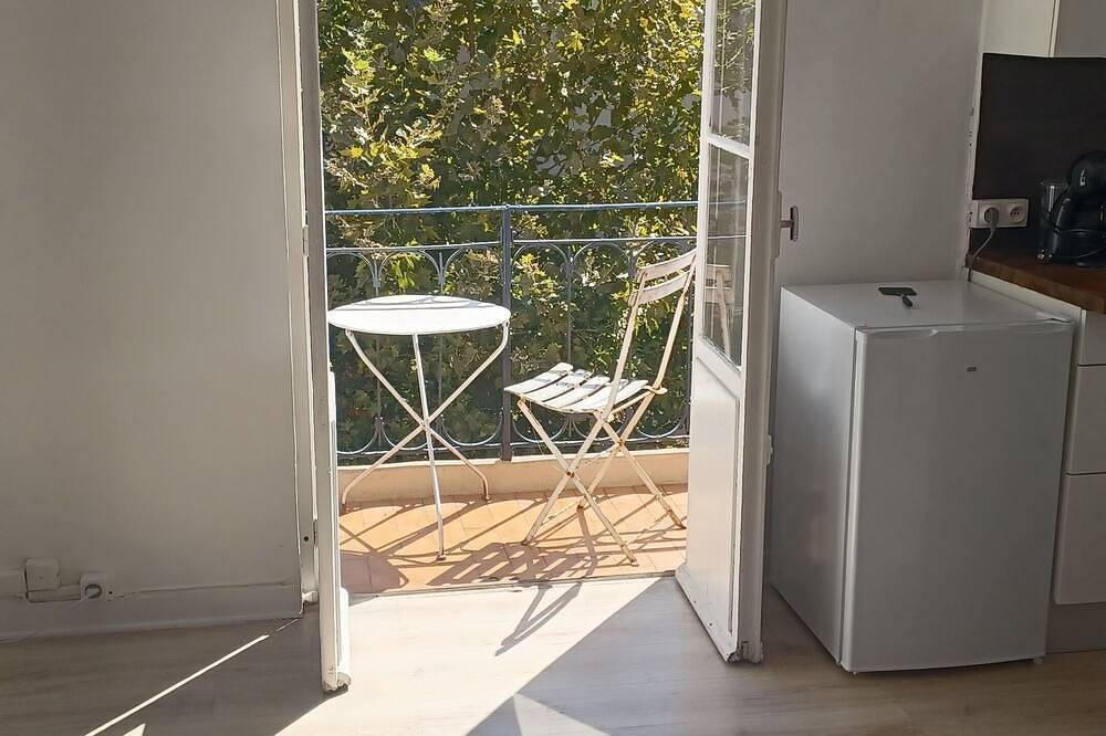 Entire apartment, Fully-equipped 2-room apartment with 50m2 semi-covered terrace. in Le Rouret, Cannes region