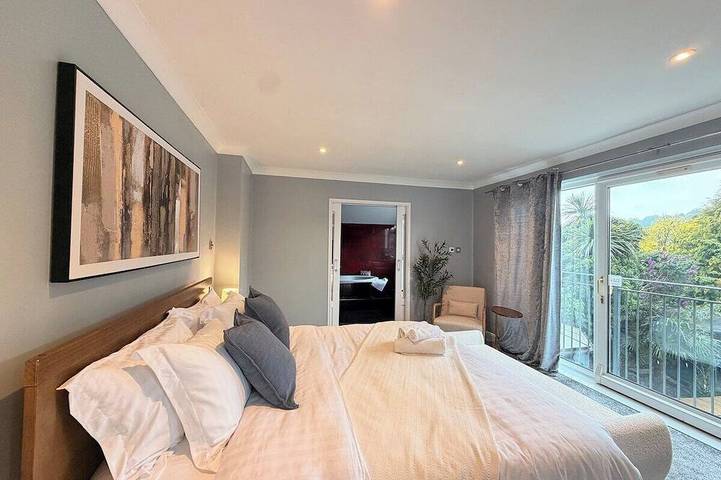 Palm House | Heated Pool | Sleeps 10 | South Downs in Worthing, South Downs