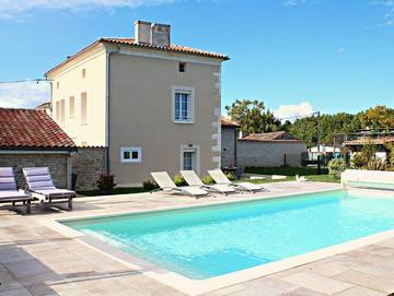Gîte pour 6 personnes, avec piscine ainsi que terrasse et jardin en Charente