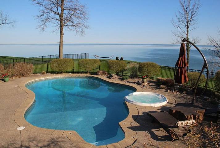Vacation rental for 6 people, with yard and hot tub in Lake Ontario