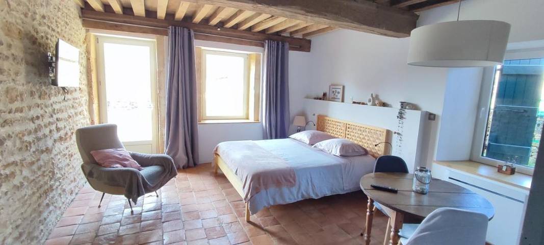 Chambre d’hôte pour 2 personnes, avec terrasse ainsi que jardin et vue dans Ouroux-sous-le-Bois-Sainte-Marie