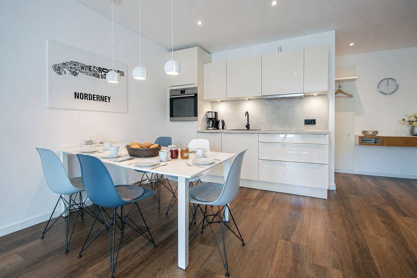 Geheel appartement, 85qm Luxus-Ferienwohnung mit zwei Schlafzimmern und mehreren Balkonen in Norderney
