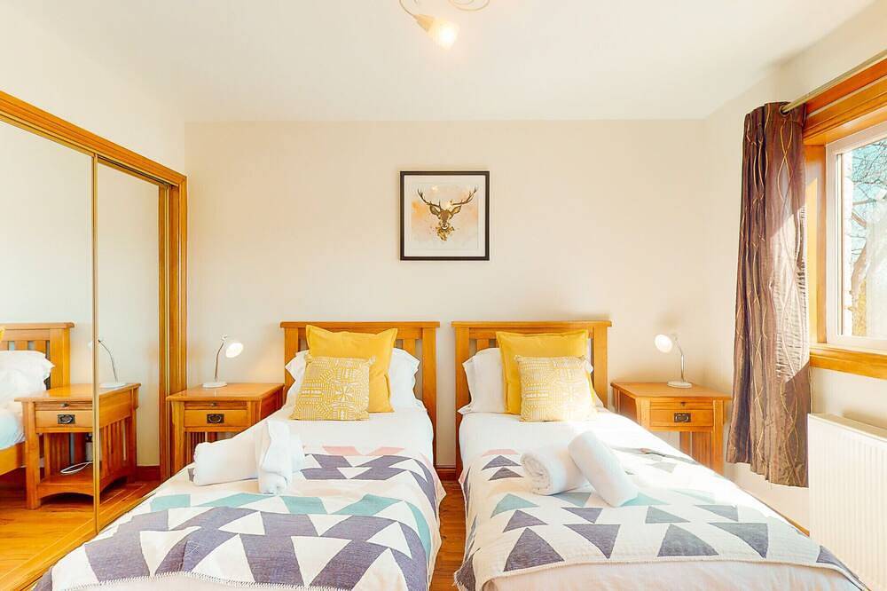 The Shieling - large Aviemore hot tub lodge in Aviemore, Highlands