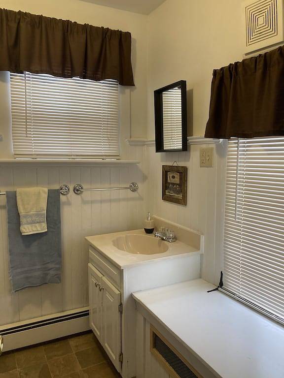 Quaint & Cozy Guest House on Main St., park & walk downtown, Wi-Fi available. in Tioga County