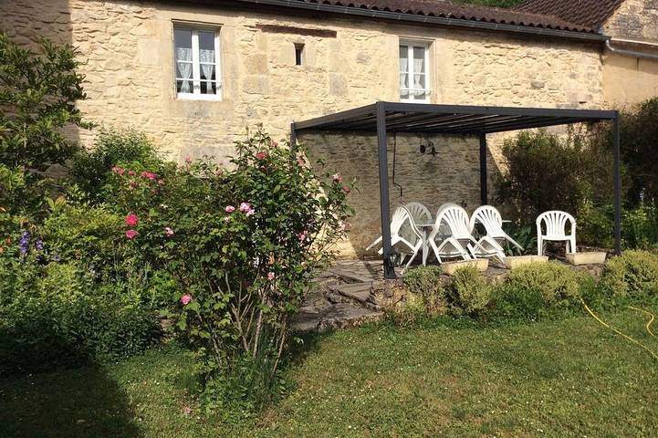Gîte pour 6 personnes, avec jardin et terrasse, animaux acceptés à Bouzic