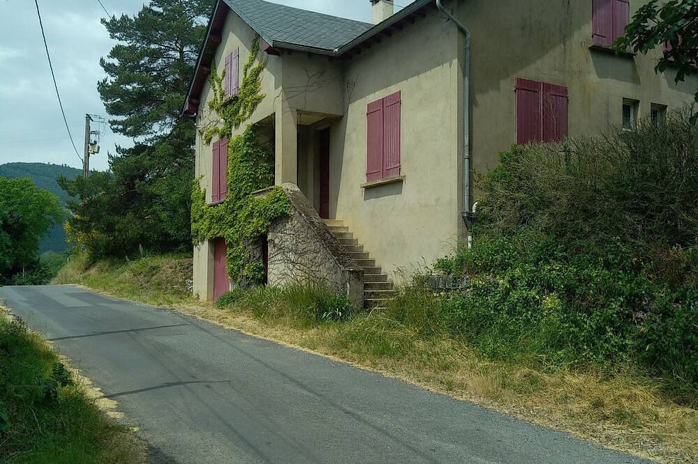 Beautiful, large family home in Nant, Parc naturel régional des Grands Causses