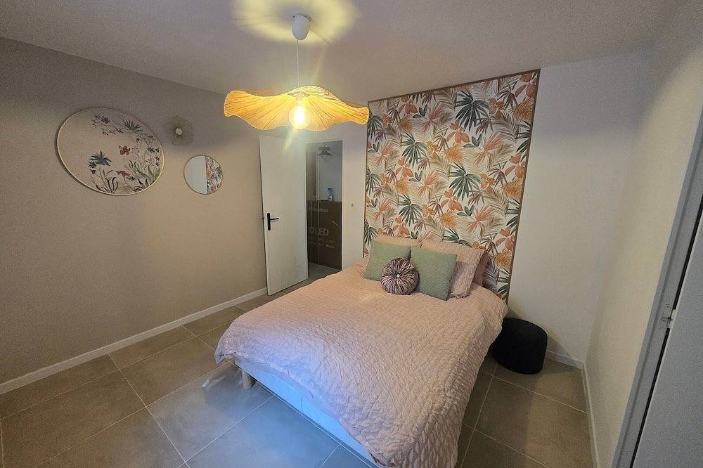 Villa 'House 20' with Shared Pool, Wi-Fi and Air Conditioning in Auriol, Marseille region