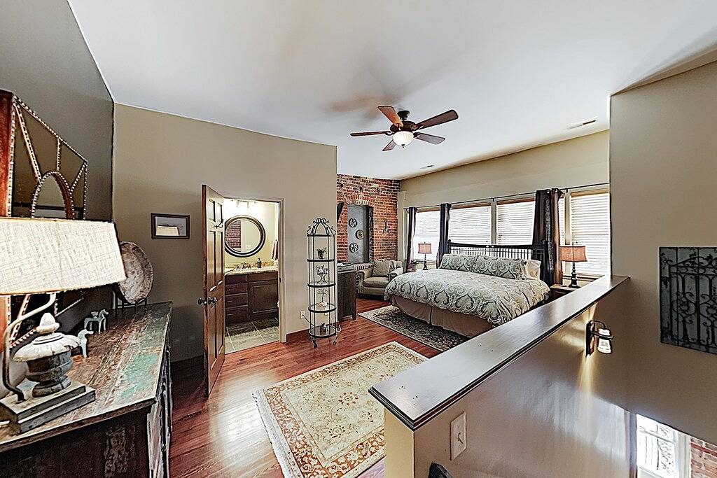 Ganze Wohnung, Elegantly Remodeled All-Suite Downtown Loft w/ Balcony & Chefs Kitchen in Blue Ridge Parkway, Asheville