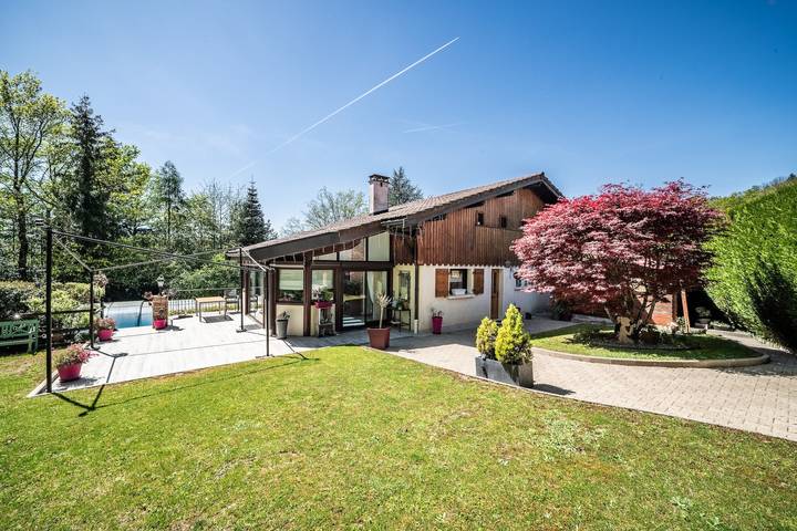 Bed and Breakfast 'Chambre Aventurine' with Mountain View, Shared Pool and Wi-Fi in Fillière, Annecy region