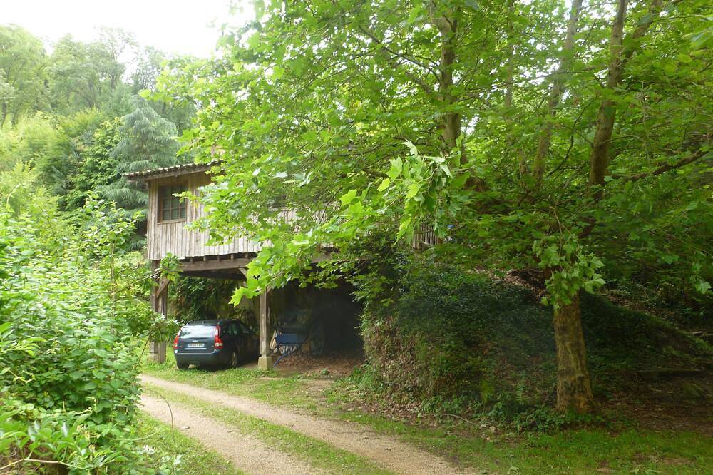 Atelier du Moulin tout en bois classé 2 * pour 2 à 4 pers - au bord du torrent in Augerolles, Parc Naturel Régional Livradois-Forez