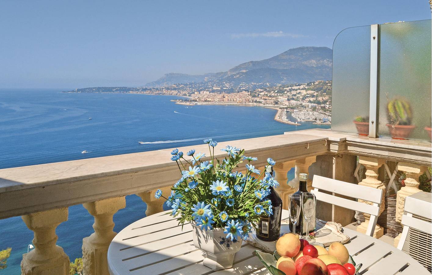 Entire vacation apartment, Beachfront Apartment with Terrace & Parking, 200m to Beach in Grimaldi, Ventimiglia